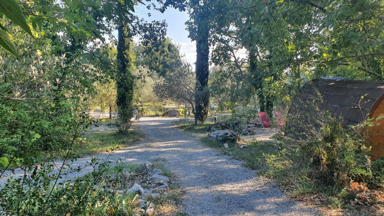 Roulottes Et Cabanes De Saint Cerice Воґ Екстер'єр фото