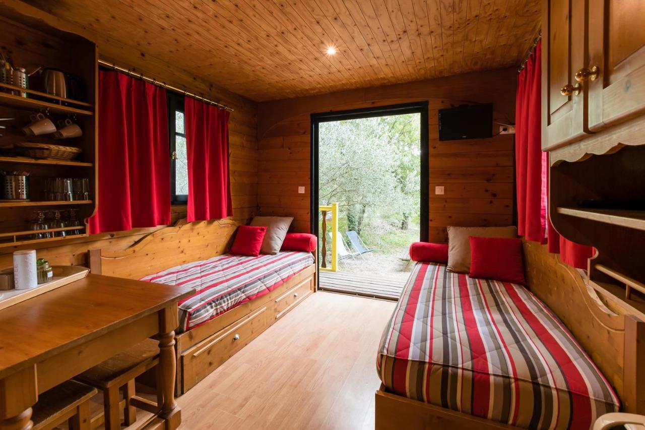 Roulottes Et Cabanes De Saint Cerice Воґ Екстер'єр фото