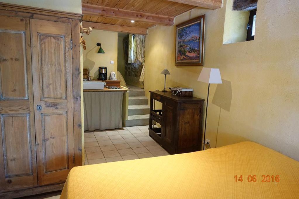 Roulottes Et Cabanes De Saint Cerice Воґ Екстер'єр фото