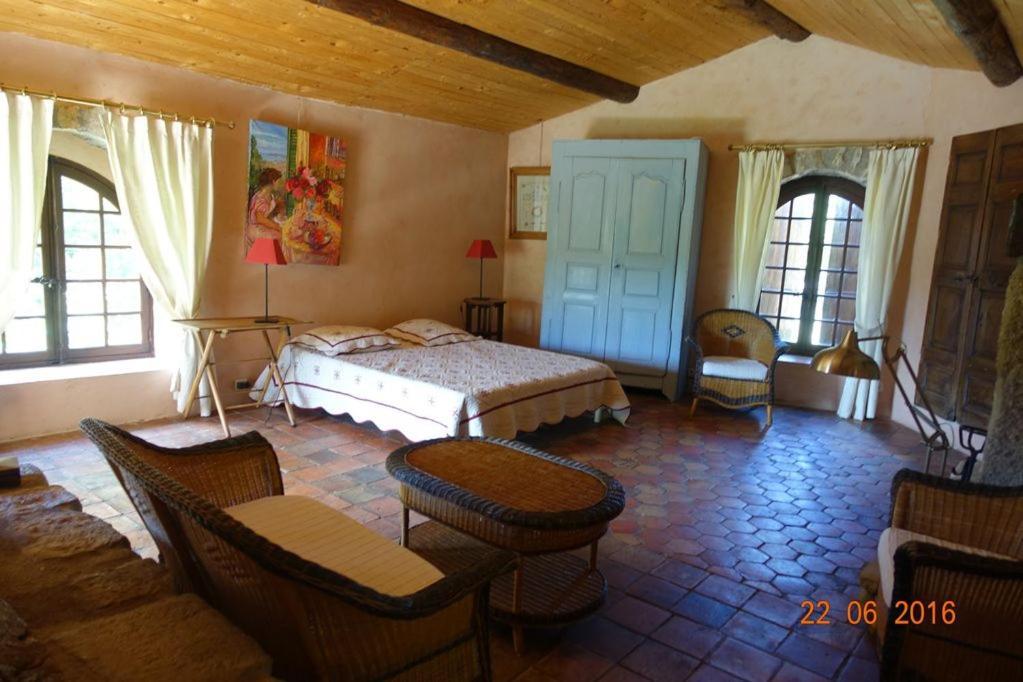 Roulottes Et Cabanes De Saint Cerice Воґ Екстер'єр фото