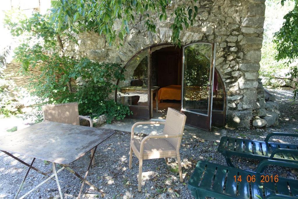 Roulottes Et Cabanes De Saint Cerice Воґ Екстер'єр фото